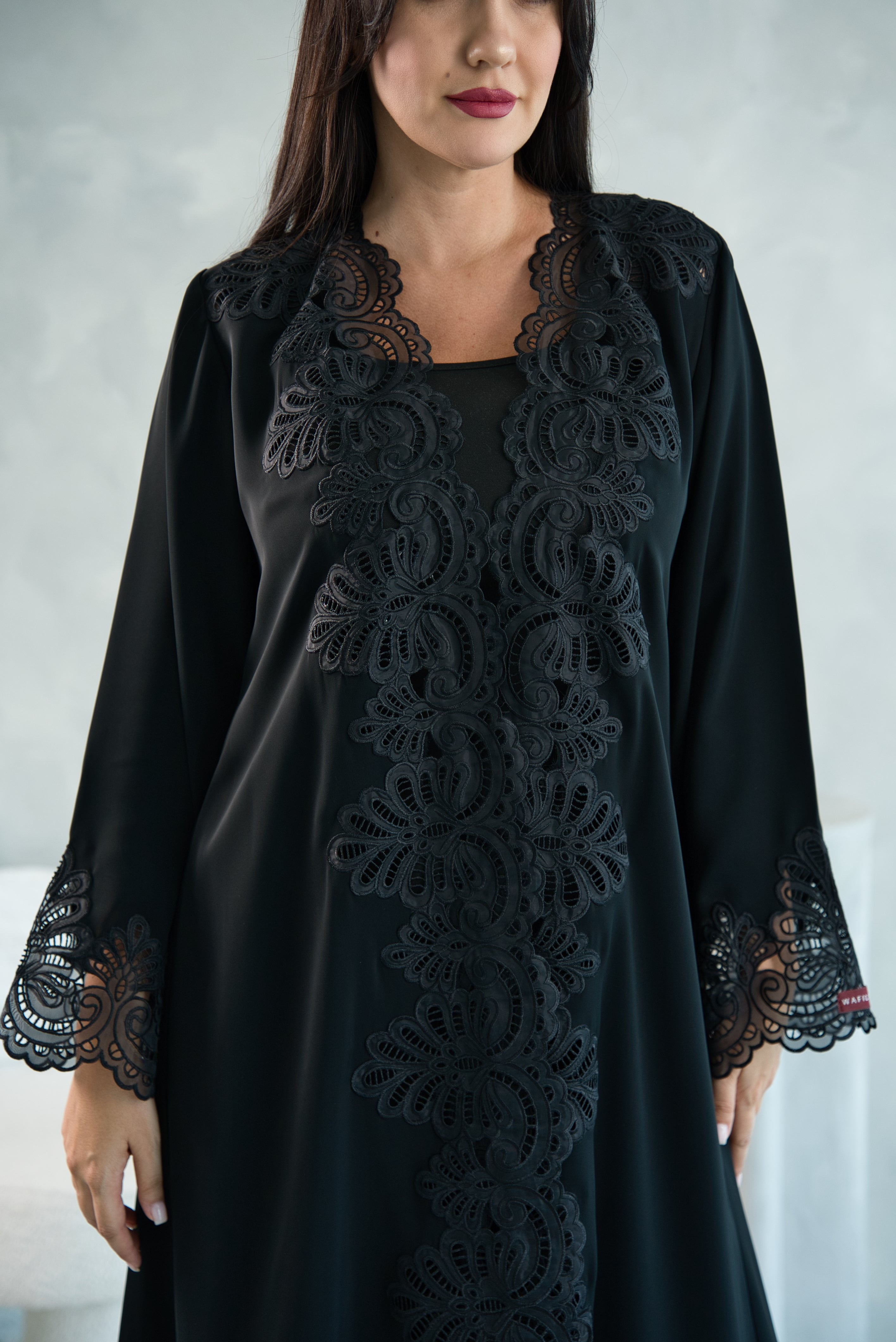 W02 | DANTEL LACE ABAYA