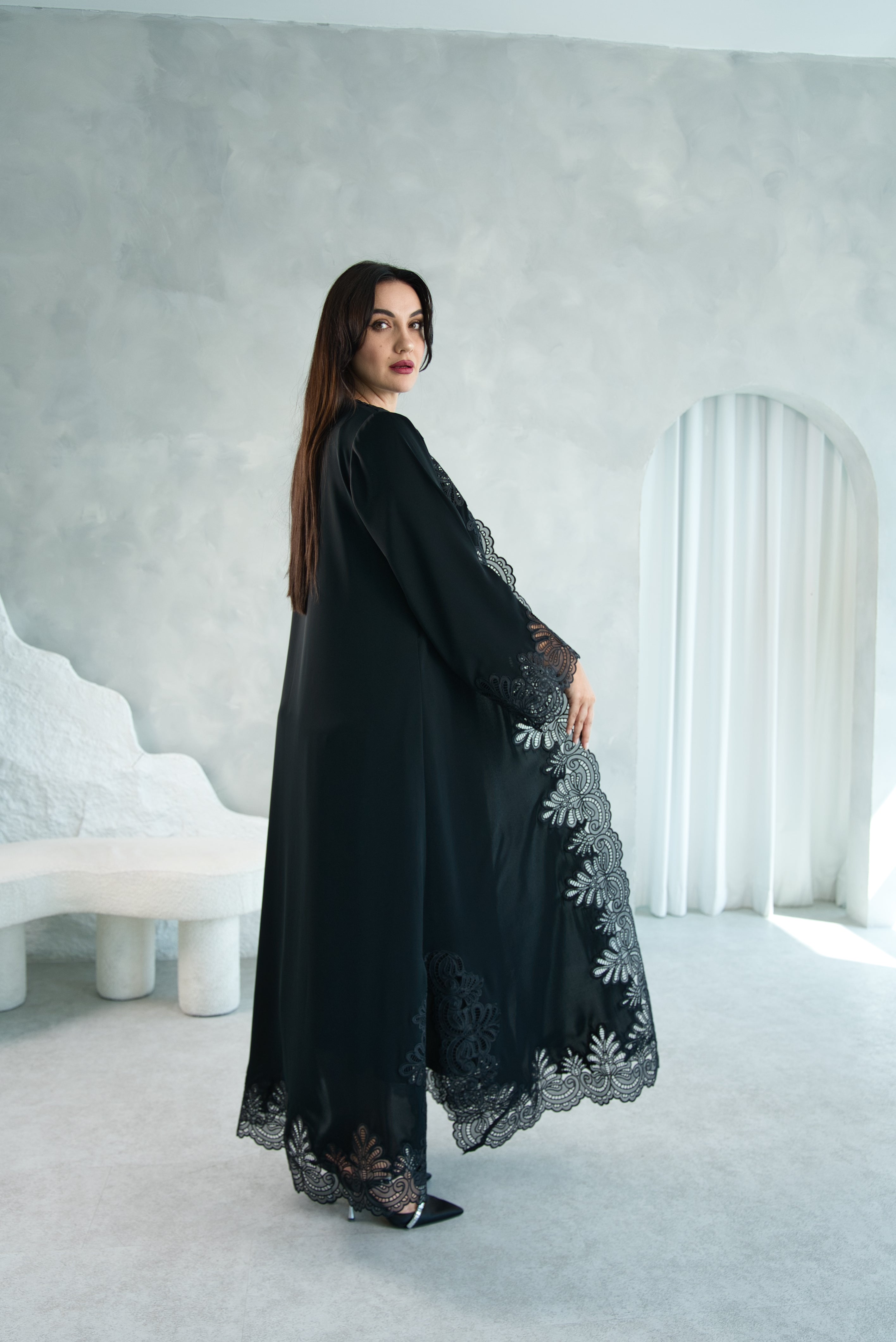 W02 | DANTEL LACE ABAYA