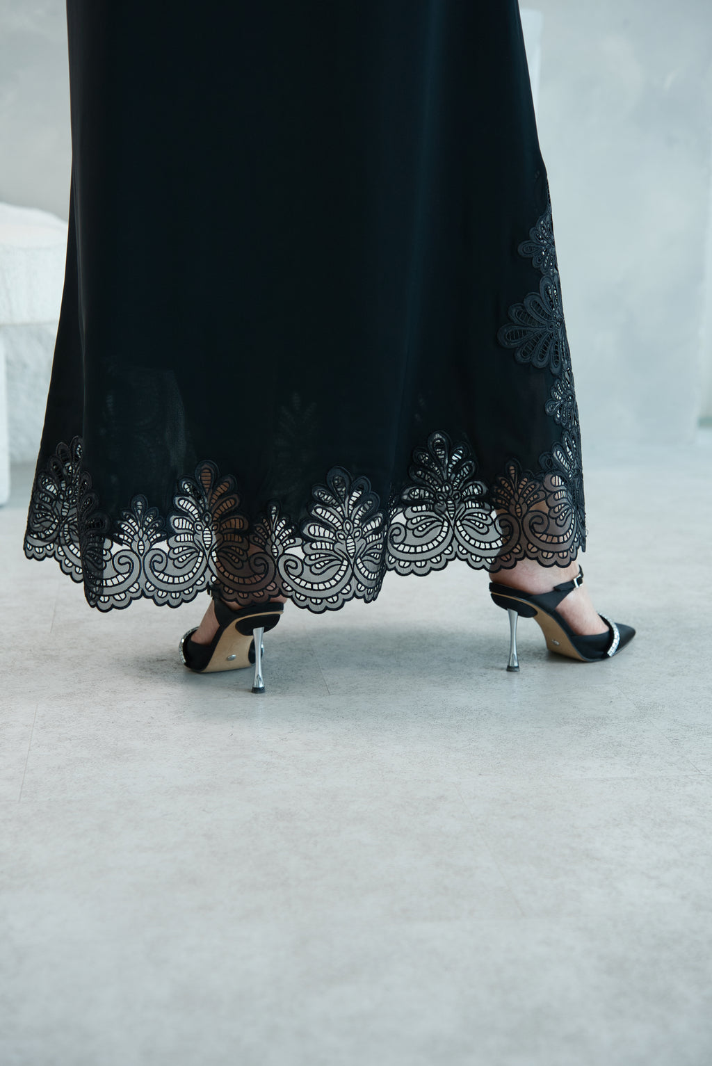 W02 | DANTEL LACE ABAYA