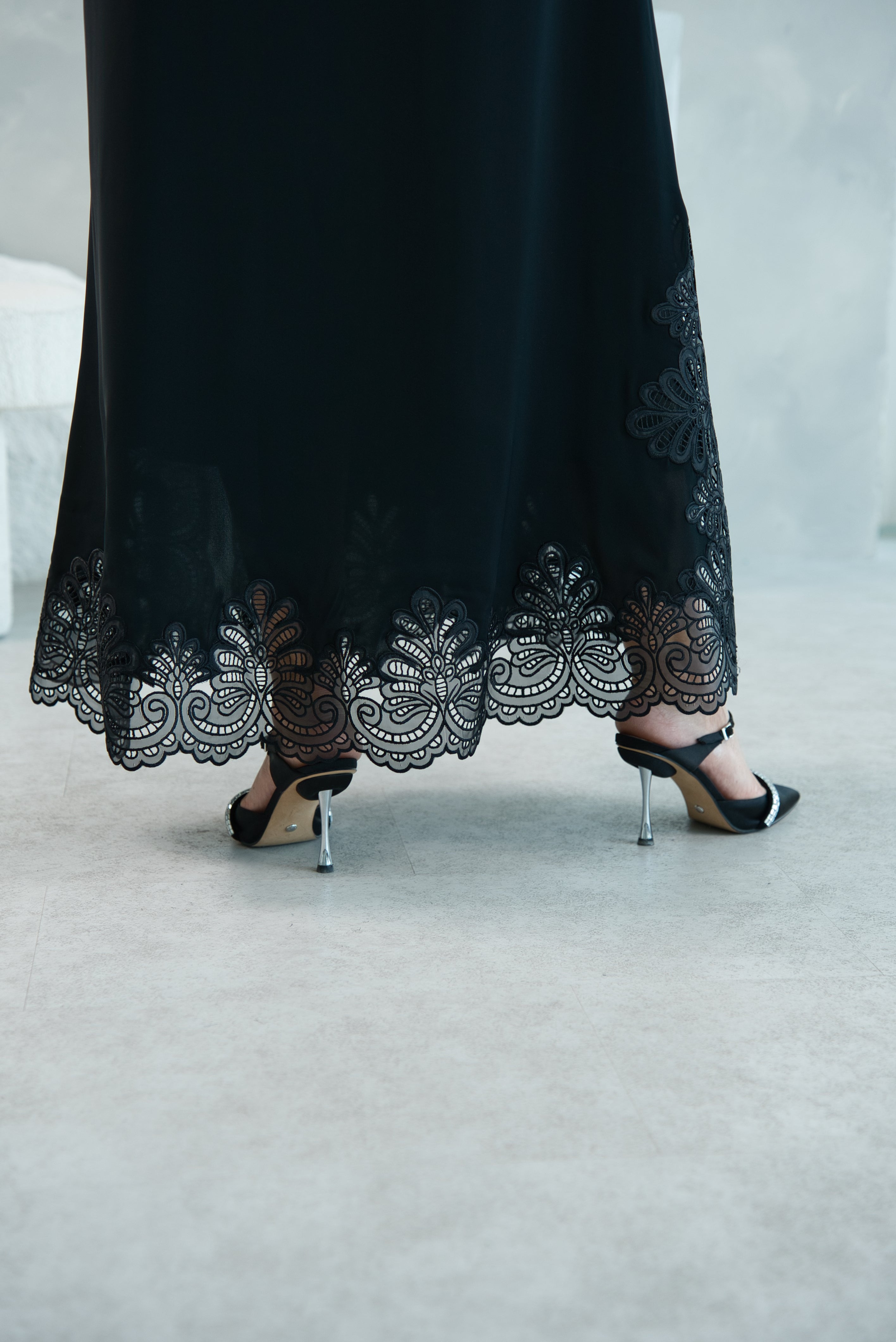 W02 | DANTEL LACE ABAYA