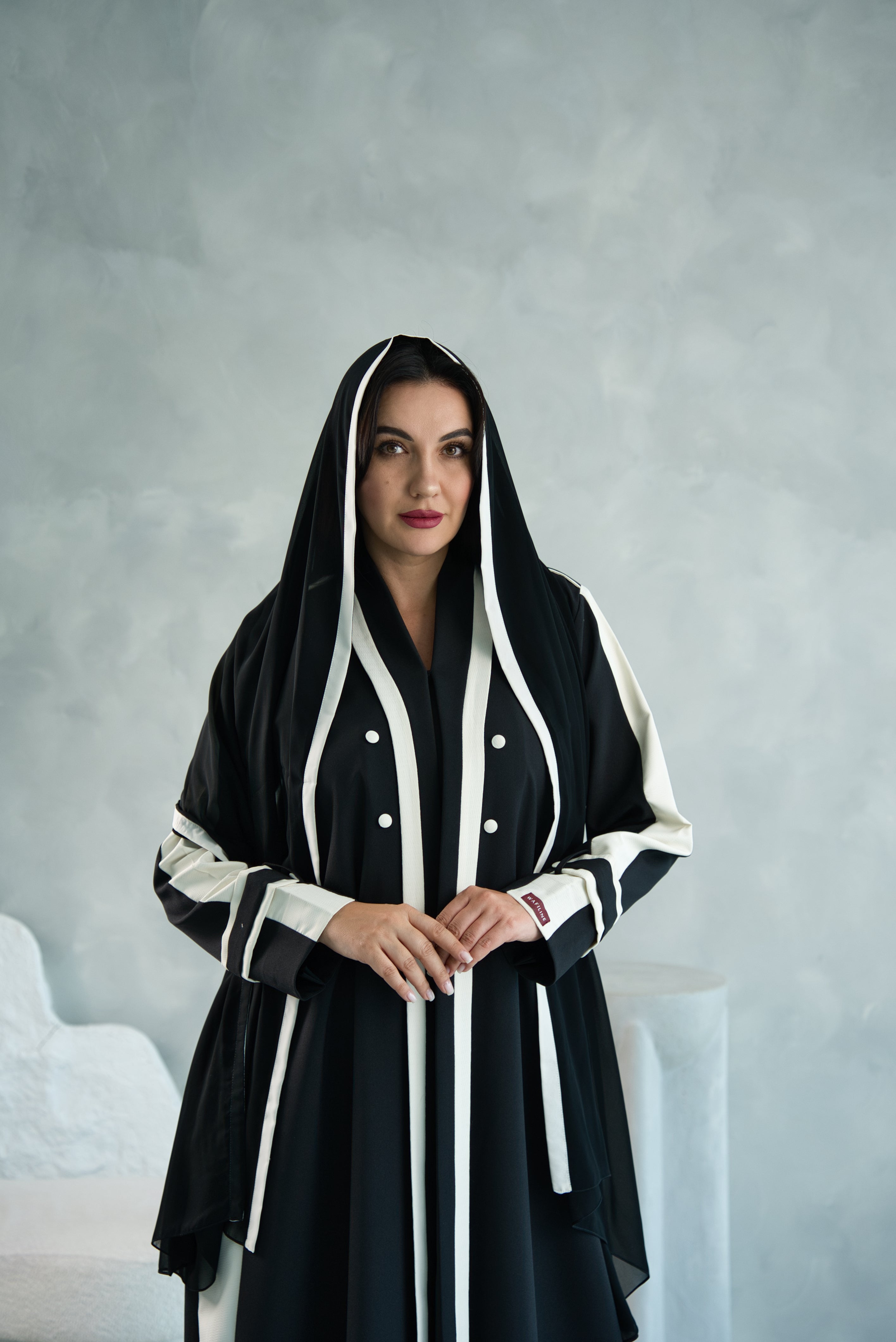 W06 | SIGNATURE CONTRAST ABAYA