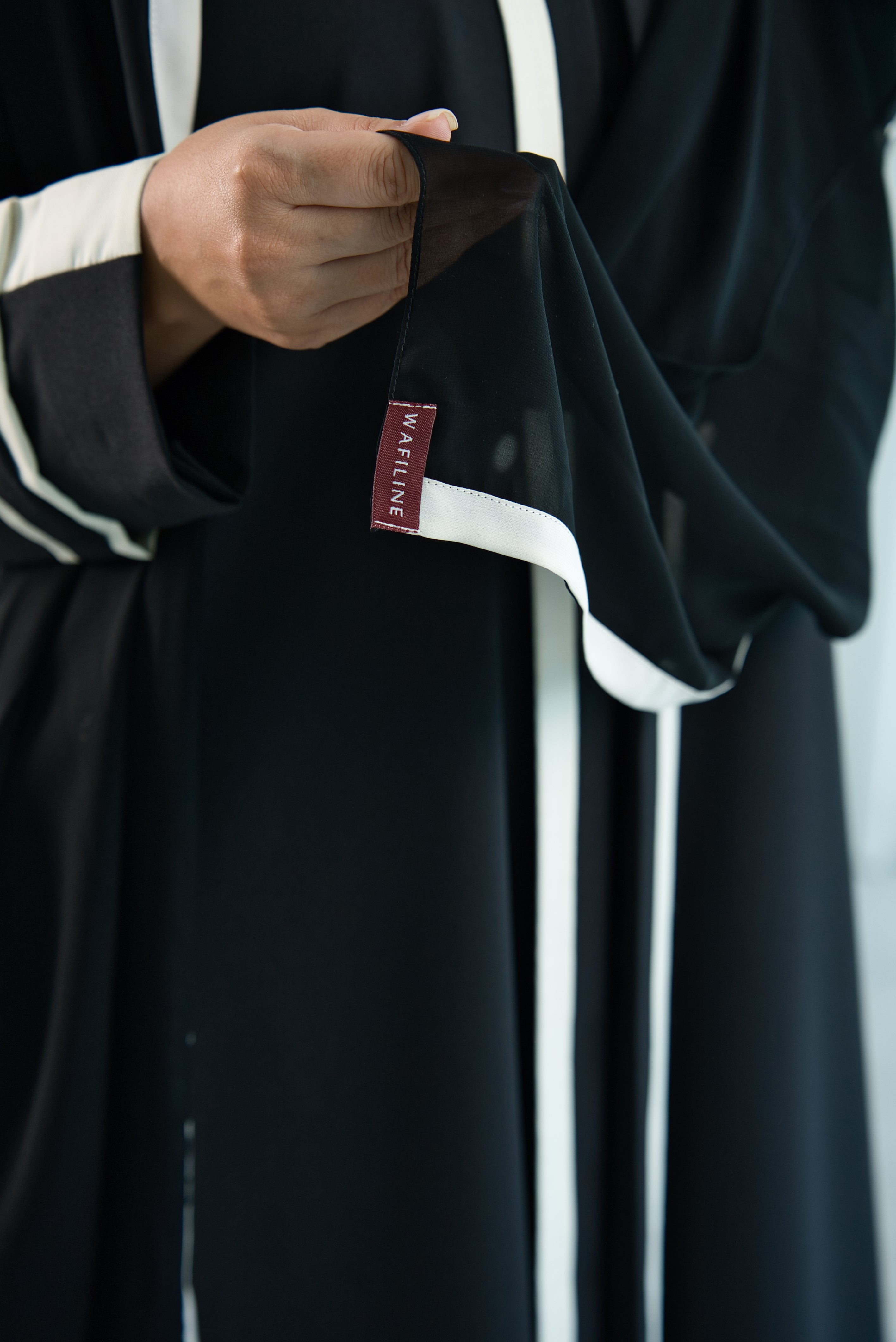 W06 | SIGNATURE CONTRAST ABAYA