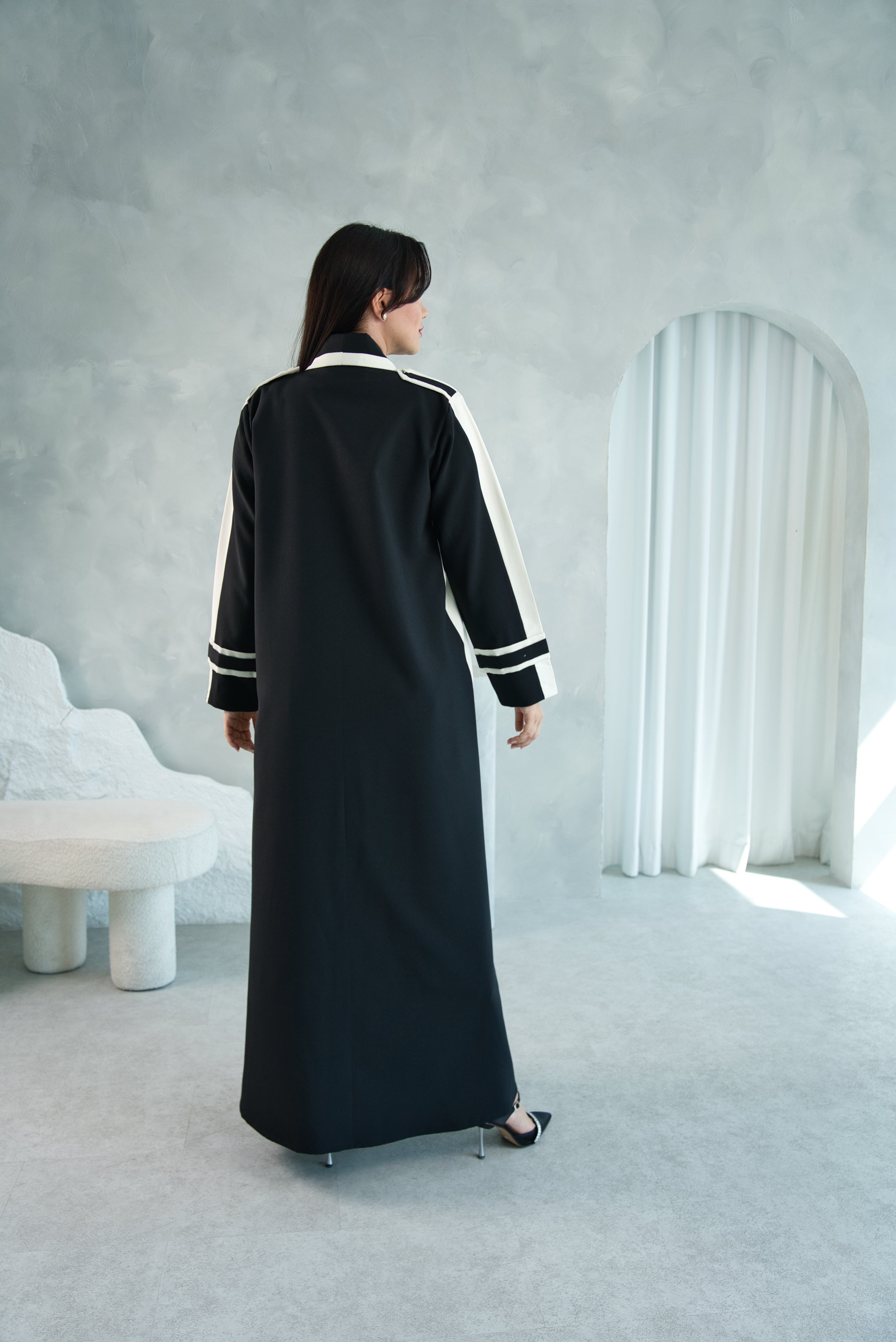 W06 | SIGNATURE CONTRAST ABAYA
