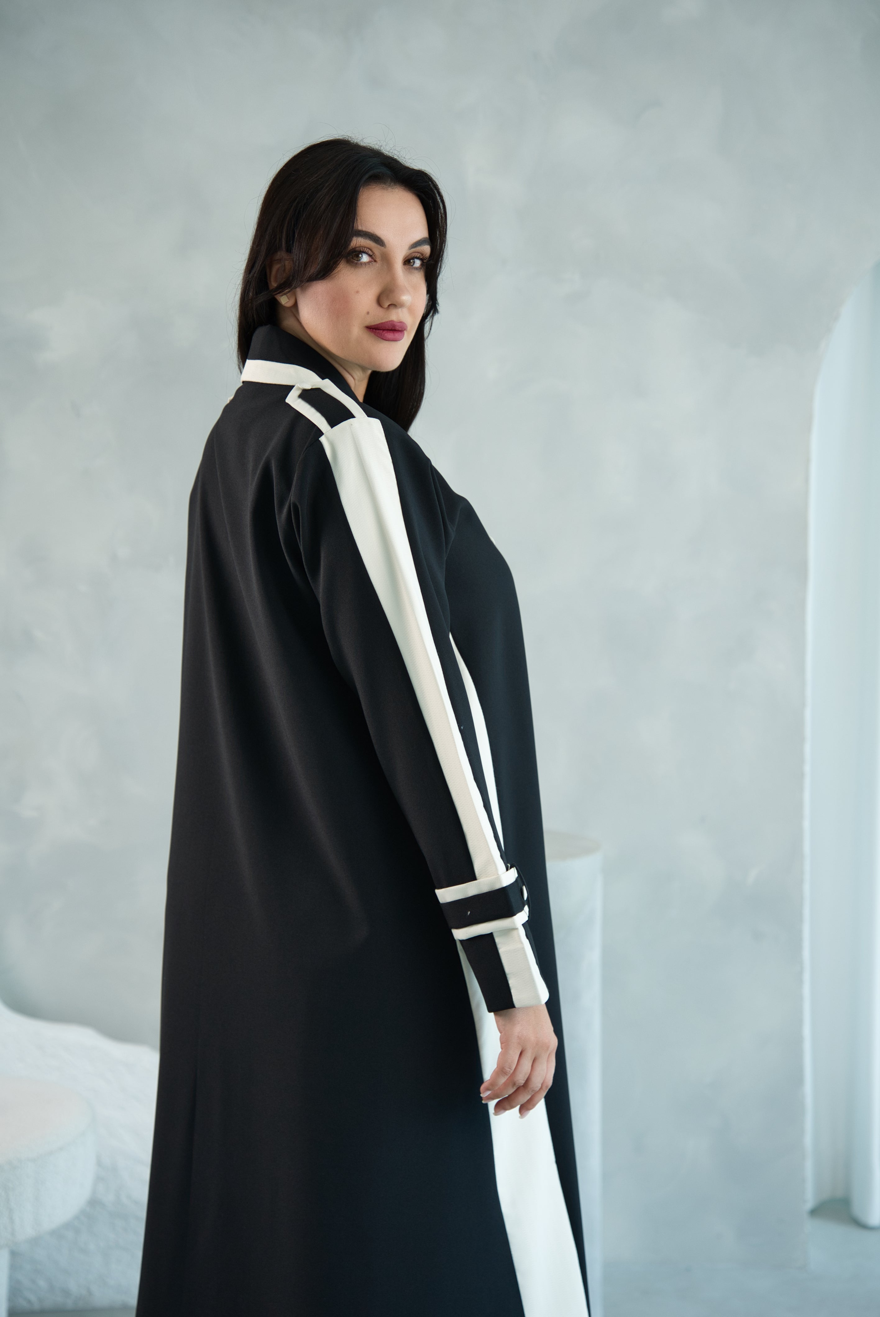 W06 | SIGNATURE CONTRAST ABAYA