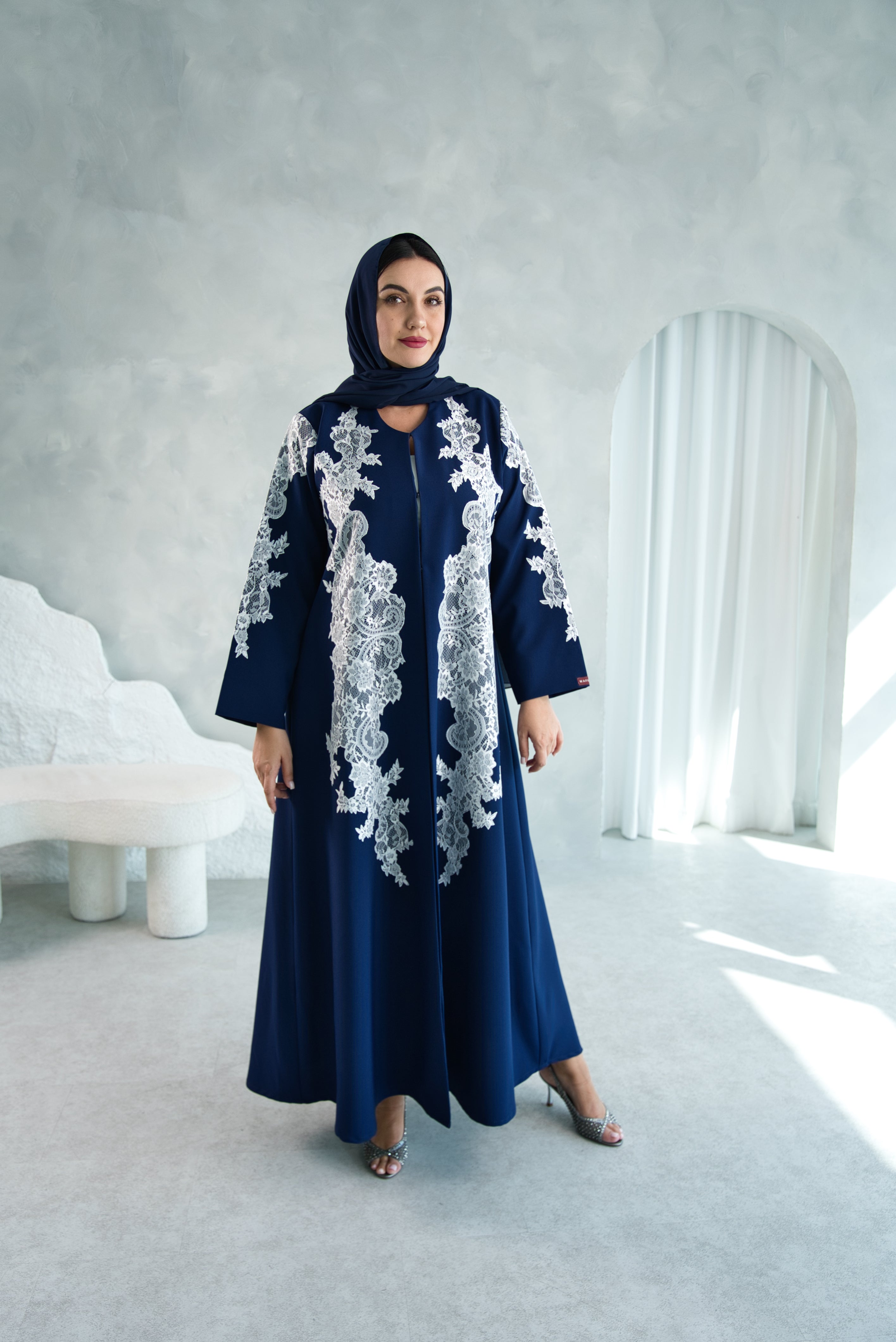 W04 | DESIGNER ABAYA WITH WHITE DANTEL