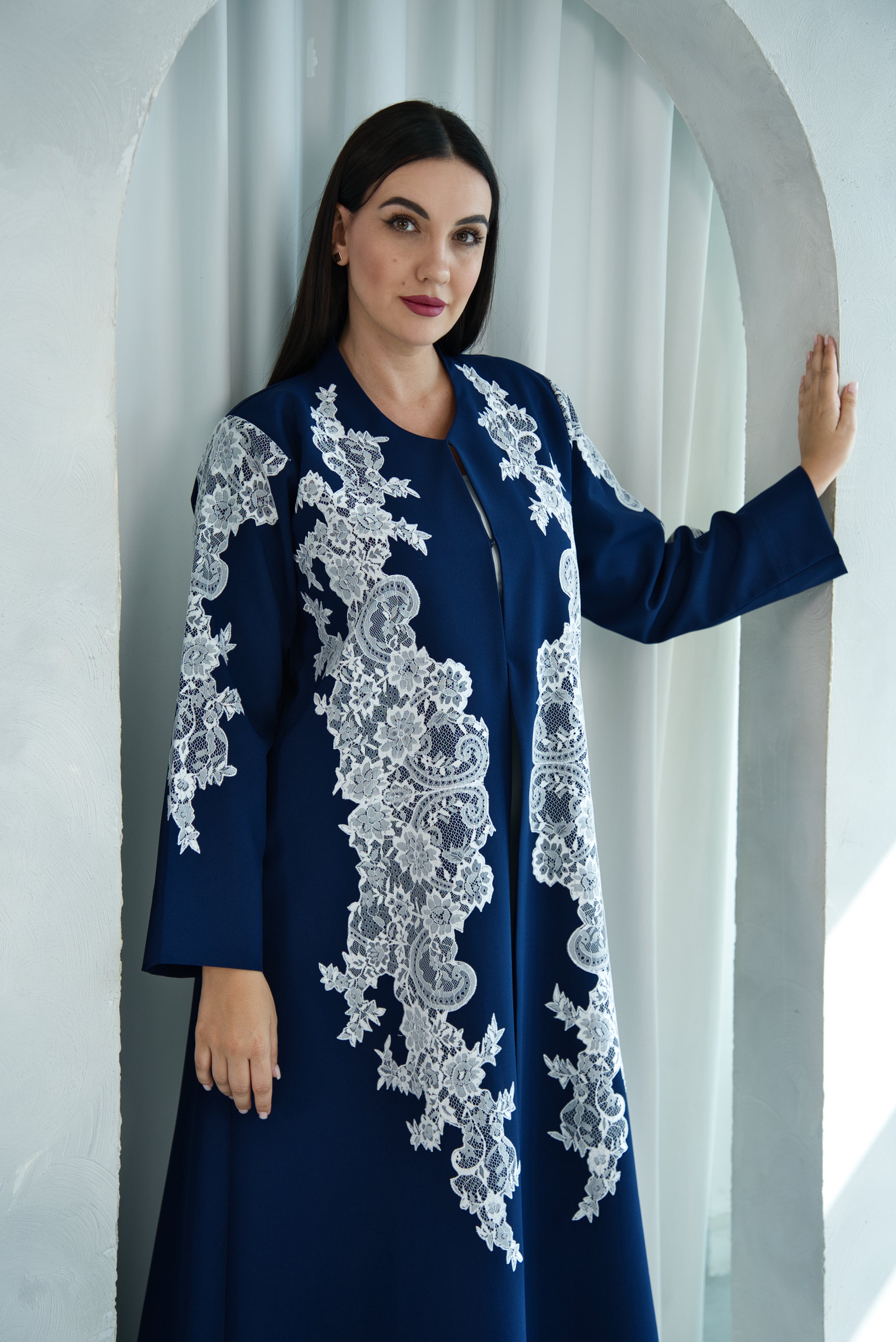 W04 | DESIGNER ABAYA WITH WHITE DANTEL